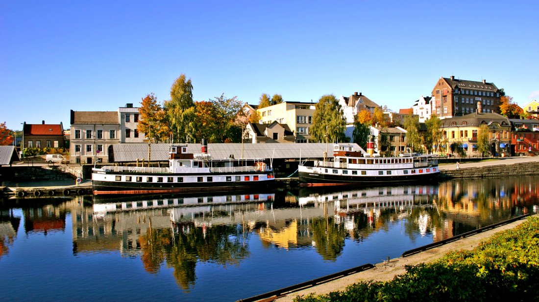 MS_Victoria_og_MS_Henrik_Ibsen_i_Skien.jpg