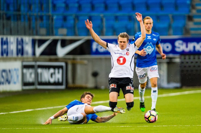 Mathias Antonsen Normann takler Riku Riski , Foto: Marius Simensen, Digitalsport