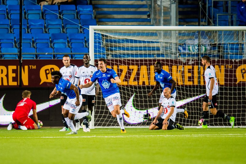 Thomas Amang scorer 2-1 målet for Molde , Foto: Marius Simensen, Digitalsport