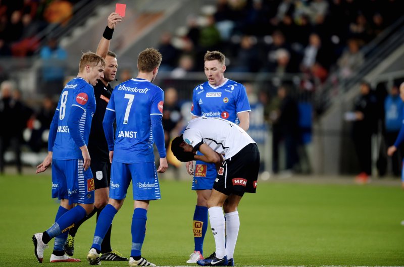 Rafik Zekhnini får rødt kort av dommer Svein Oddvar Moen