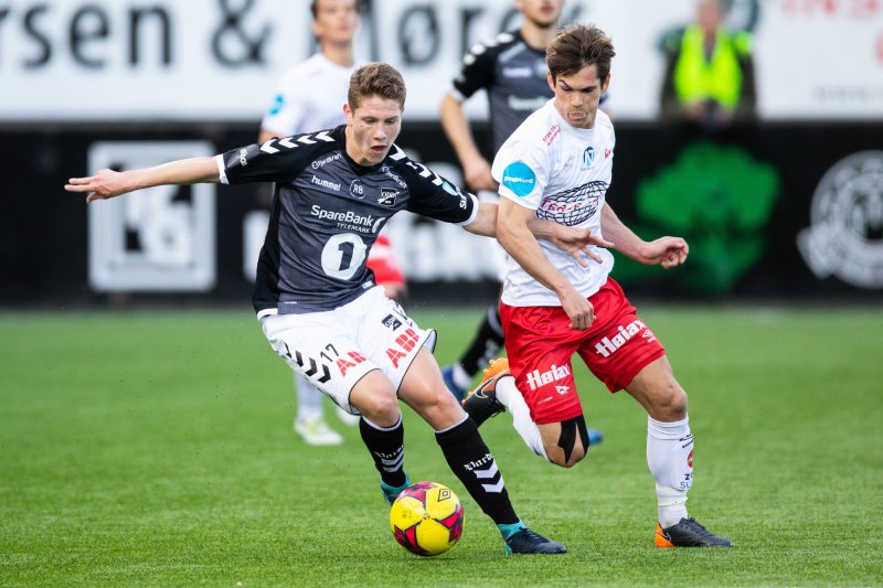 Markus André Kaasa og Fredrikstads Eirik Mæland under kampen mellom Fredrikstad og Odd i 2. runde av cupen på Fredrikstad stadion. Foto: Audun Braastad / NTB scanpix