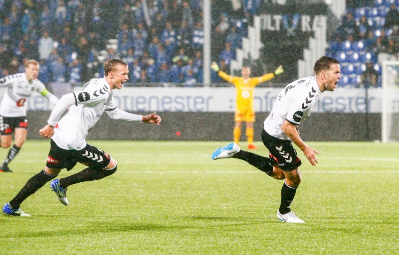 Espen Ruud (t.h.) jubler sammen med Birk Risa, etter at Ruud ga gjestene ledelsen 2-1 eliteseriekampen i fotball mellom Sarpsborg og Odd på Sarpsborg stadion.Foto: Audun Braastad / NTB scanpix