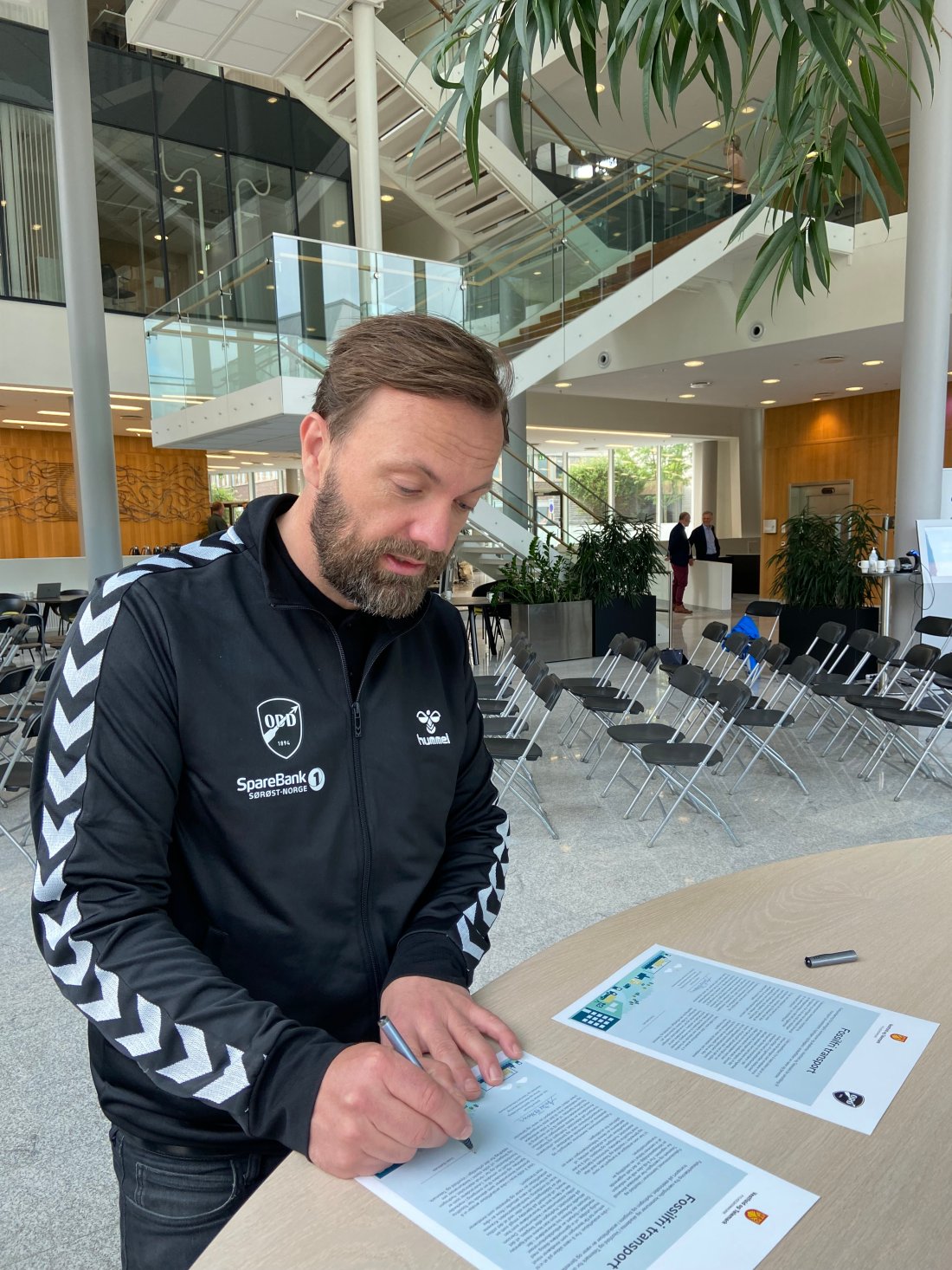 Einar_signerer.jpg