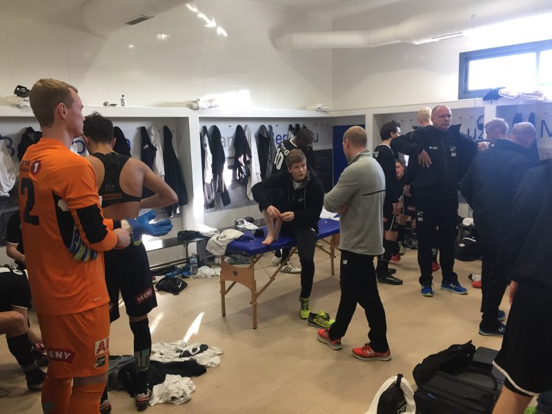 Peptalk i garderoben før kampen mot Zenit Foto: Sondre Rossbach