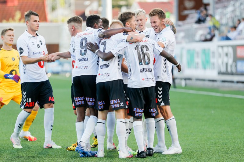 Odds Joshua Kitolano jubler med lagkamerater etter 0-1 målet under eliteseriekampen i fotball mellom Mjøndalen og Odd på Consto Arena.Foto: Geir Olsen / NTB scanpix