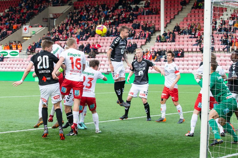 Tobias Lauritsen (t.v.) scorer sitt andre mål under kampen mellom Fredrikstad og Odd i 2. runde av cupen på Fredrikstad stadion. Foto: Audun Braastad / NTB scanpix
