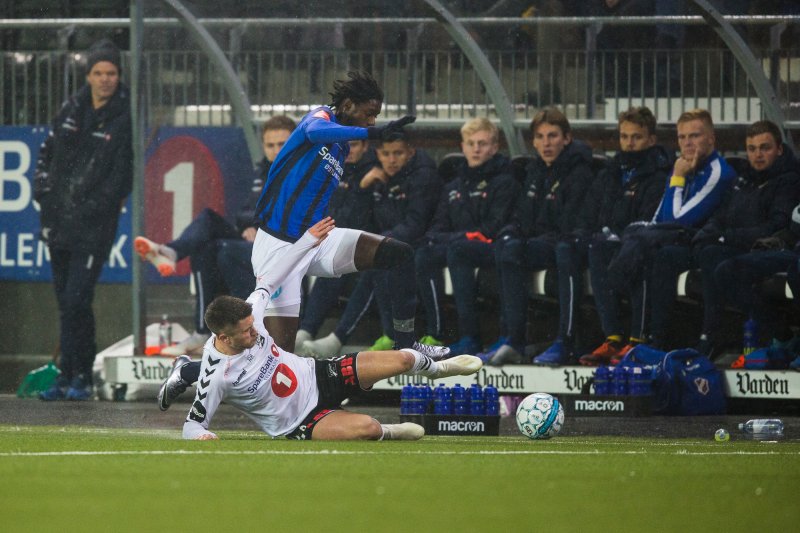 Odds Vebjørn Hoff (på bakken) og Stabæks Moussa Njie i eliteseriekampen i fotball mellom Odd og Stabæk på Skagerak Arena.Foto: Trond Reidar Teigen / NTB scanpix