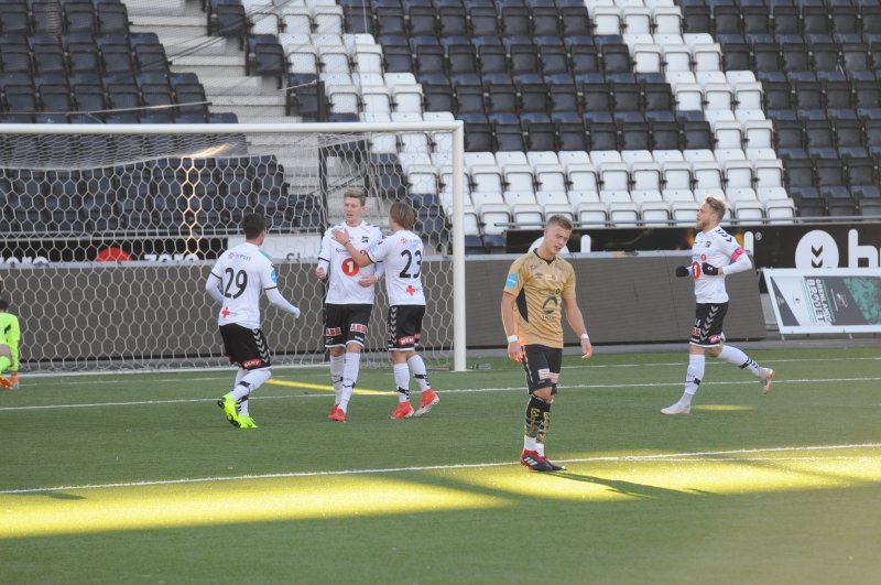 Lauritsen feirer straffe målet sitt. Foto: Hans Eivind Øygarden