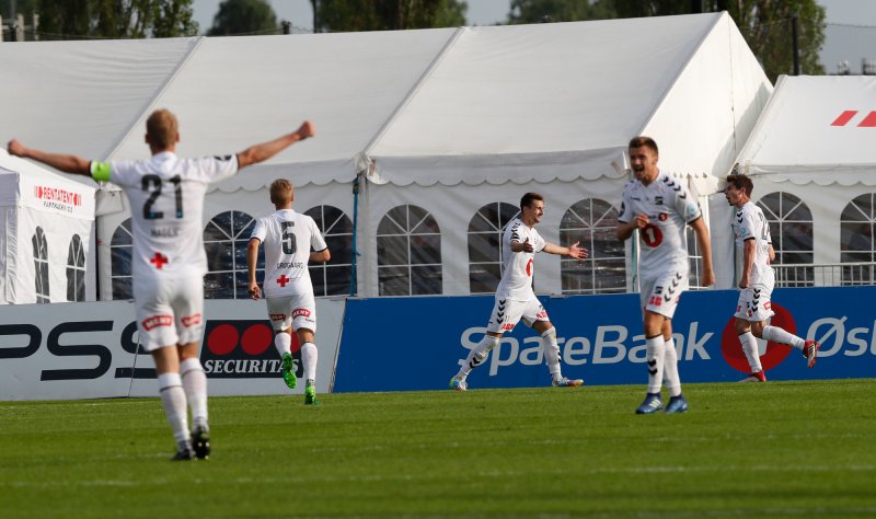 Odd spillerne jubler over 0-1. Odds Torgeir Børven helt høyre scoret. Foto: Terje Bendiksby / NTB scanpix