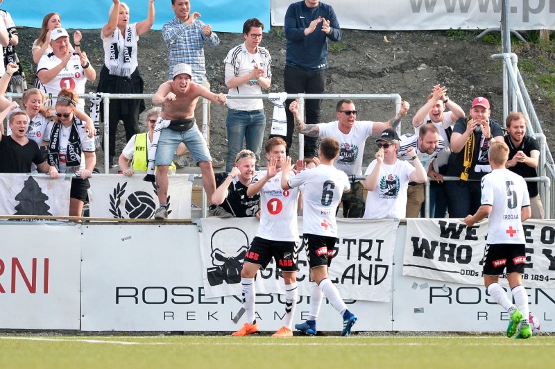 Jubel både på banen og tribunen etter at Odd tok ledelsen 1-0 i eliteseriekampen mellom Ranheim og Odd på Extra Arena i Trondheim.Foto: Ned Alley / NTB scanpix