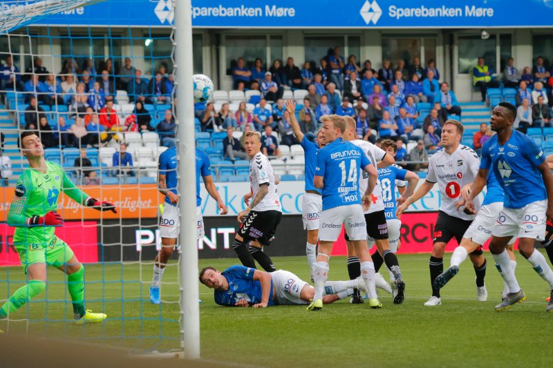 Molde - Odd. Odd med en avslutning i stolpen i eliteseriekampen i fotball mellom Molde og Odd på Aker Stadion.Foto: Svein Ove Ekornesvåg / NTB scanpix