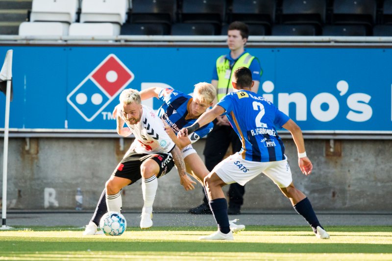 Odd - Stabæk. Odds Sander Svendsen (t.v) i eliteseriekampen i fotball mellom Odd og Stabæk på Skagerak Arena. Foto: Trond Reidar Teigen / NTB scanpix