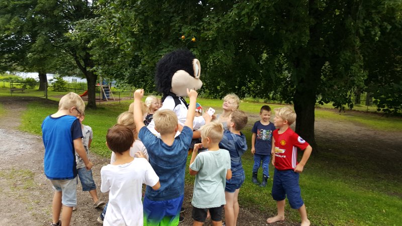 Barna svermet rundt Brodd og Brodd summet av glede