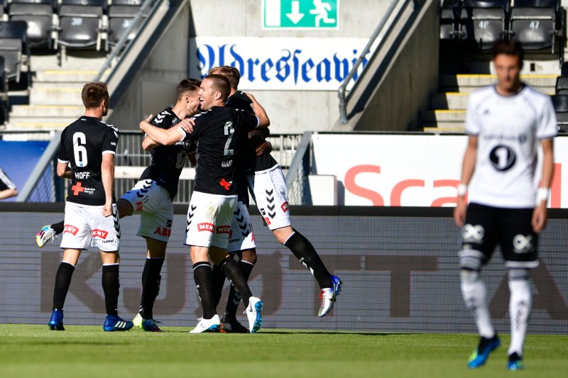 Odd-jubel etter at Birk Risa ga gjestene ledelsen 1-0 tidlig i første omgang av kampen i 4. runde NM fotball mellom Rosenborg og Odd på Lerkendal Stadion.Foto: Ole Martin Wold / NTB scanpix