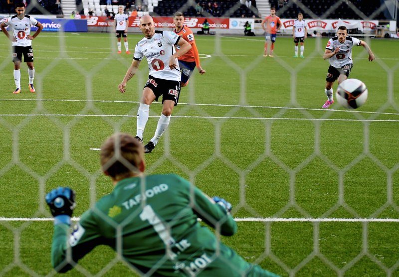 Samuelsen , Odd scorer på straffespark