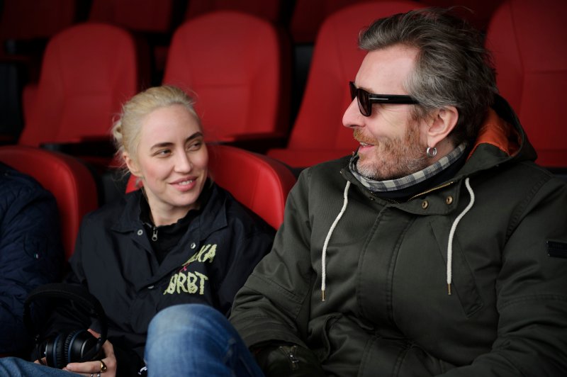 Frontfigur Ingrid Helene Håvik og produsent Kåre Vesterheim i Highasakite på Ullevaal Stadion i forbinelse med at de har laget en ny Tippeligahymne Foto: Sjur Stølen / Digitalsport