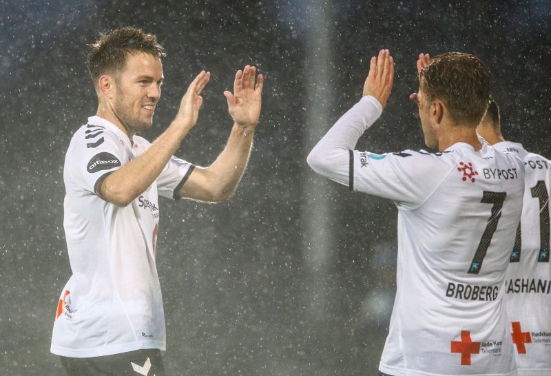 .Espen Ruud (t.v.) gratuleres av Martin Broberg, etter at Ruud ga gjestene ledelsen 2-1 eliteseriekampen i fotball mellom Sarpsborg og Odd på Sarpsborg stadion.Foto: Audun Braastad / NTB scanpix