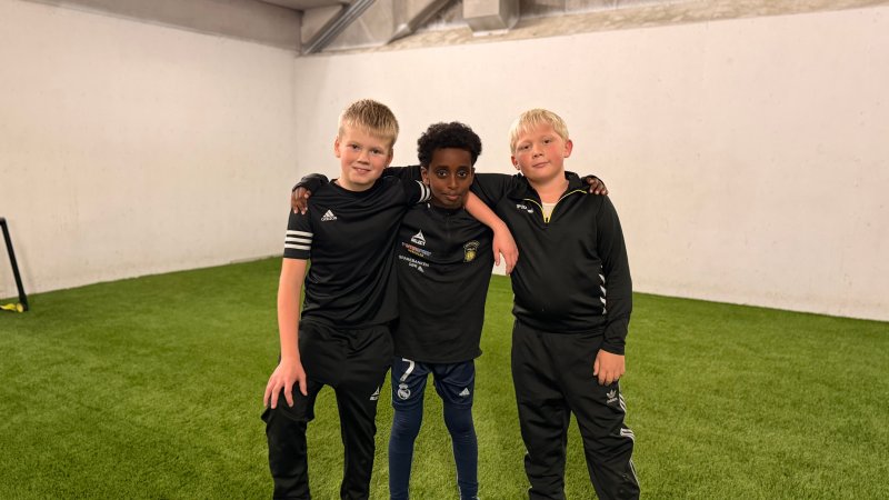 Barna koser seg med fotball i Odd-bingen