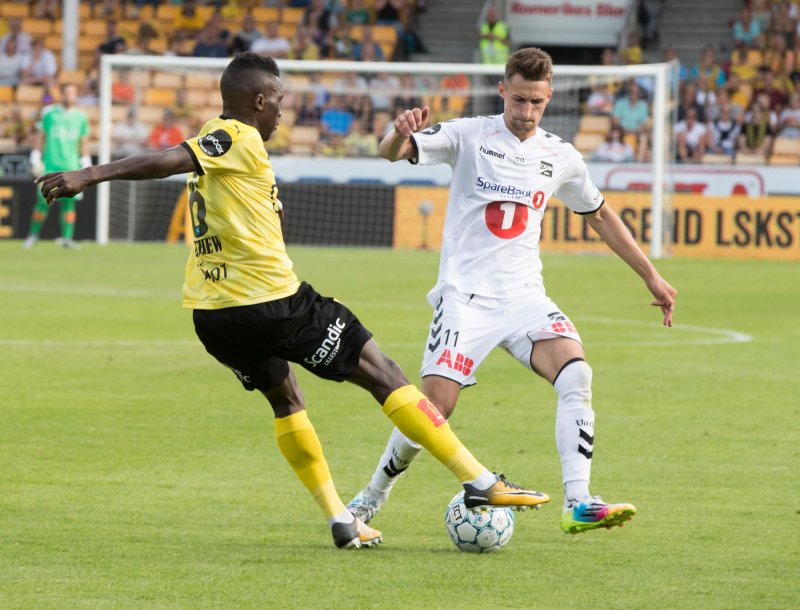 Lillestrøms Ifeanyi Mathew t.v og Odds Elbasan Rashani under eliteseriekampen i fotball mellom Lillestrøm og Odd på Åråsen stadion. (0-0)Foto: Terje Pedersen / NTB scanpix