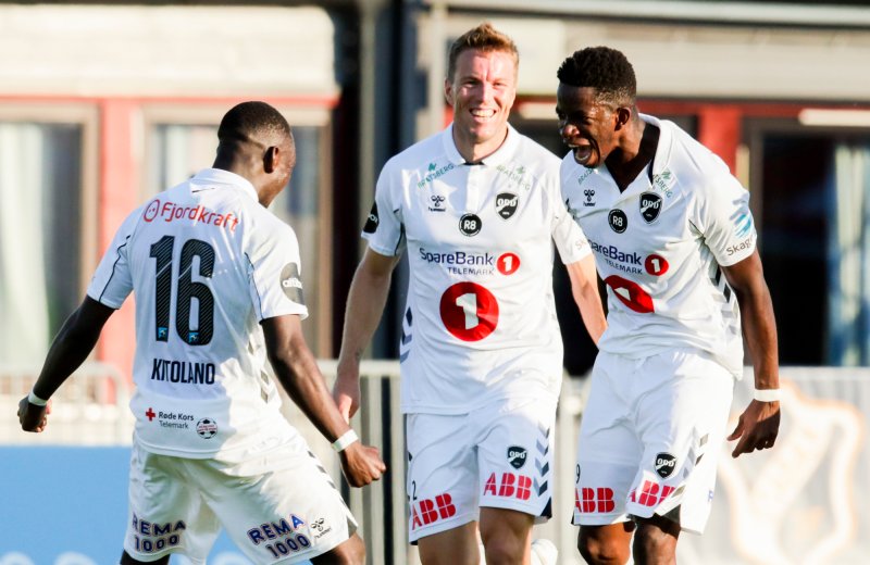 Odds Mushaga Bakenga jubler sammen med Joshua Kitolano og Espen Ruud under kampen mellom Stabæk og Odd på Nadderud stadion.Foto: Vidar Ruud / NTB