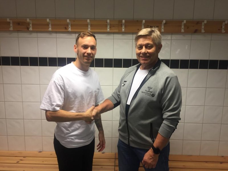 Tore Andersen gratulerer Elias med signeringen.