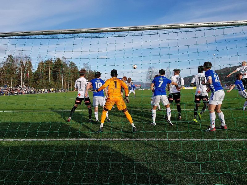 Lauritsen header i mål