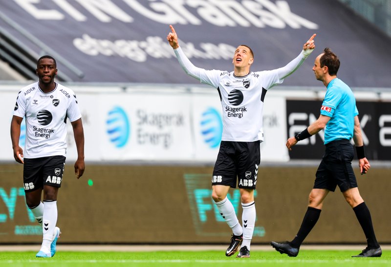 Odds Milan Jevtovic jubler etter 1-0 scoring i eliteseriekampen i fotball mellom Odd og Strømsgodset på Skagerak arena. Dommer Jan Morten Tennøy (t.h.).Foto: Trond R. Teigen / NTB