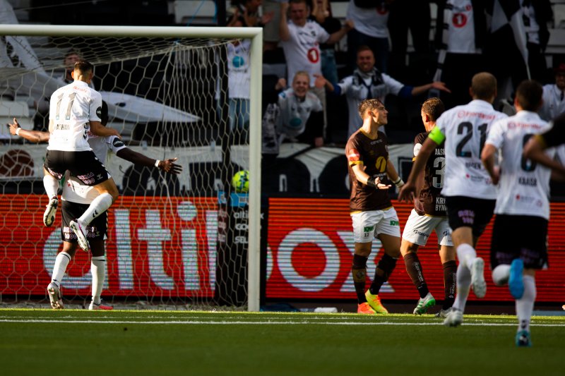 Mushaga Bakenga scorer for Odd i eliteseriekampen i fotball mellom Odd og Mjøndalen på Skagerak arena.Foto: Trond Reidar Teigen / NTB scanpix