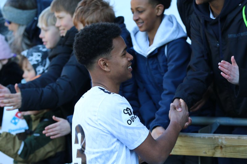 Kojo blir takket av en publikummer