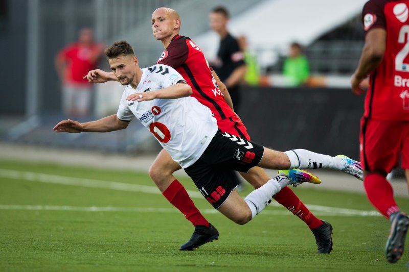 Eliteserien fotball 2018: Branns Ruben Kristiansen (bak) og Odds Elbasan Rashani i eliteseriekampen i fotball mellom Odd og Brann på Skagerak Arena.Foto: Trond Reidar Teigen / NTB scanpix