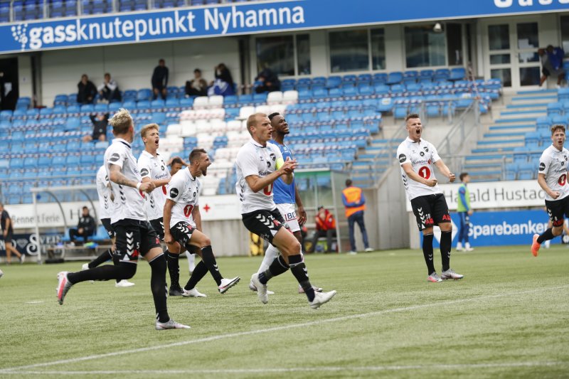 Moldes Leke James brenner straffe og fortviler mens Odd-spillerne jubler under eliteseriekampen i fotball mellom Molde og Odd på Aker Stadion.Foto: Geir Olsen / NTB scanpix