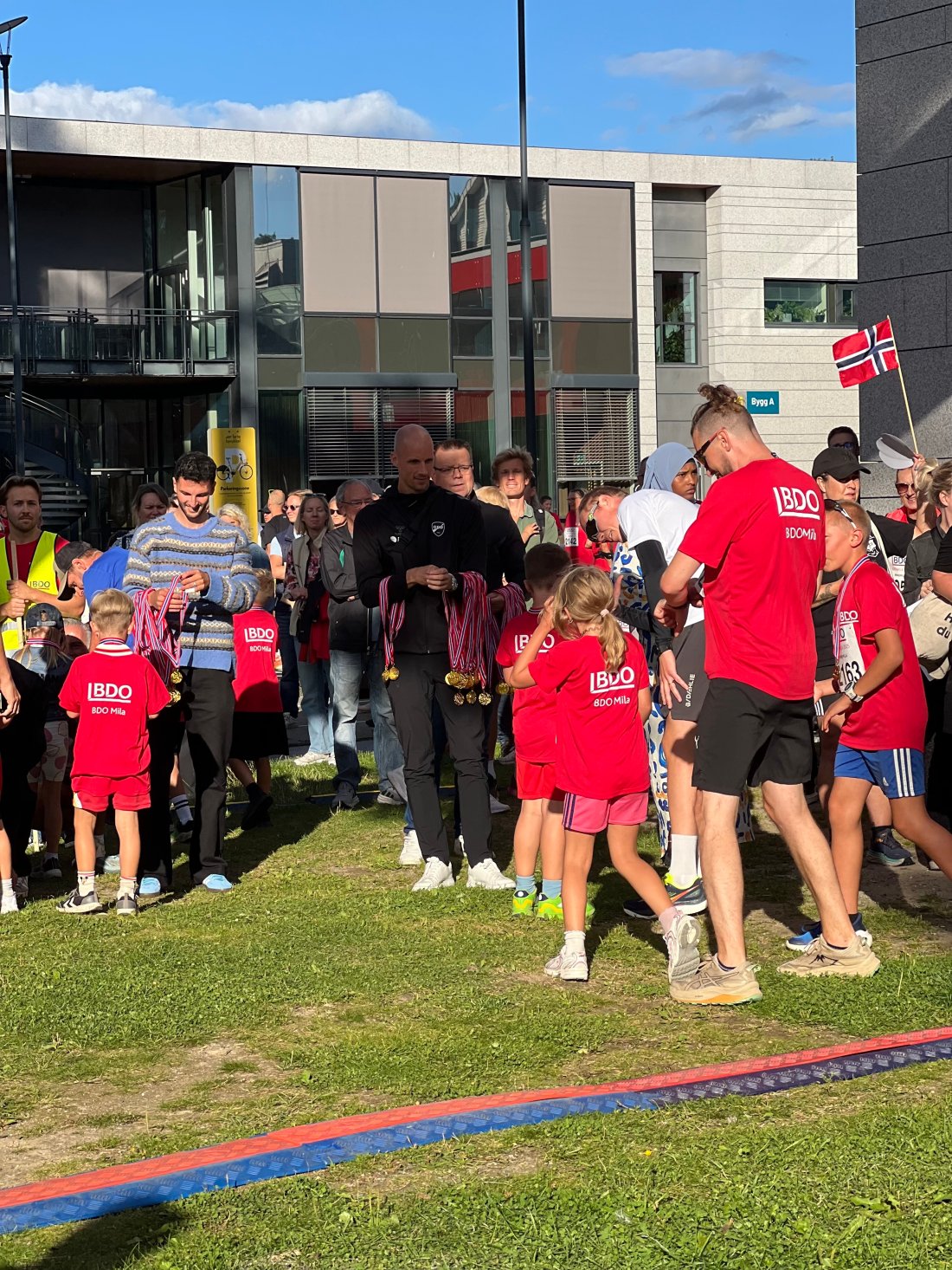 Spilerne deler ut medaljer til alle barna