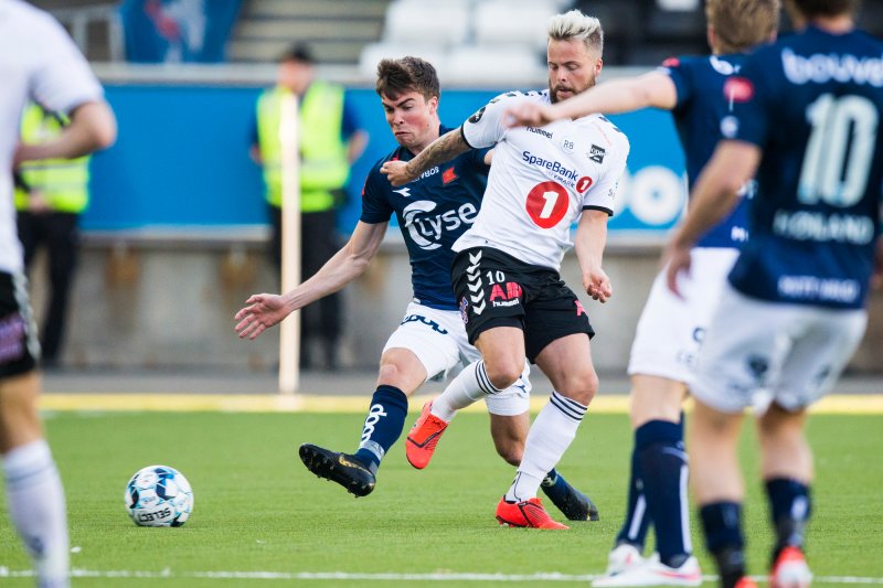 Odd - Viking. Odds Sander Svendsen (t.h) i eliteseriekampen i fotball mellom Odd og Viking på Skagerak Arena. Foto: Trond Reidar Teigen / NTB scanpix