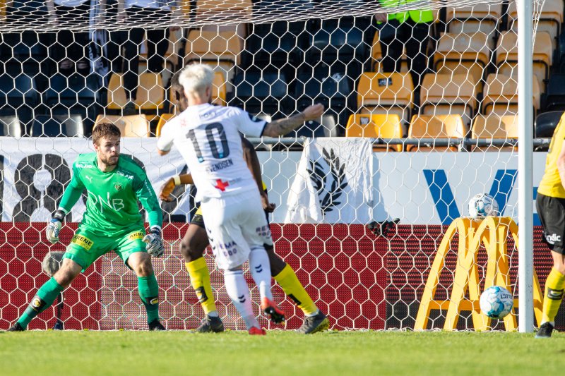 Odds Sander Svendsen scorer under eliteseriekampen i fotball mellom Lillestrøm og Odd på Åråsen stadion.Foto: Audun Braastad / NTB scanpix