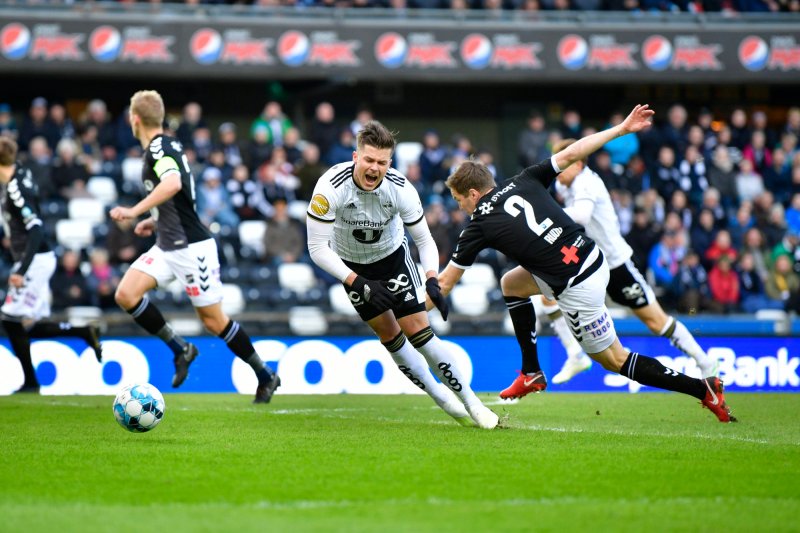 Rosenborgs Pål André Helland i duell med Odds Espen Ruud under kampen mellom Rosenborg og Odd på Lerkendal Stadion.Foto: Ole Martin Wold / NTB scanpix