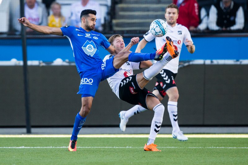 Odd-Molde. Moldes Etzaz Hussain (t.v) og Odds Martin Broberg i eliteseriekampen i fotball mellom Odd og Molde på Skagerak Arena.Foto: Trond Reidar Teigen / NTB scanpix