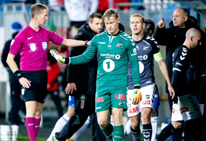 Etter at kampens dommer Kristoffer Hagenes (t.v) blåste av til pause var det en insidens med Odds keeper Sondre Rossbach. Odds trener Dag Eilev Fagermo (i bakgrunnen).Foto: Jan Kåre Ness / NTB scanpix