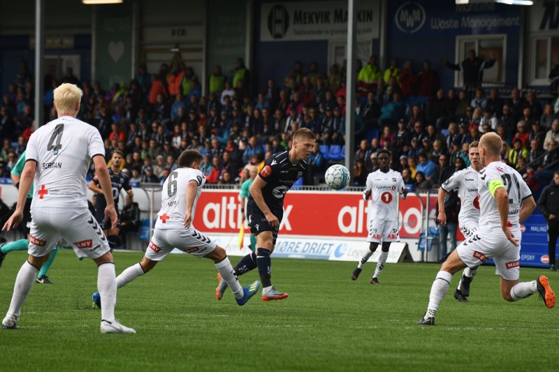 KBKs Torgil Gjertsen i duell mot Odd uten å lykkes under eliteseriekampen mellom Kristiansund og Odd på Kristiansund stadion.Foto: Anders Tøsse / NTB scanpix