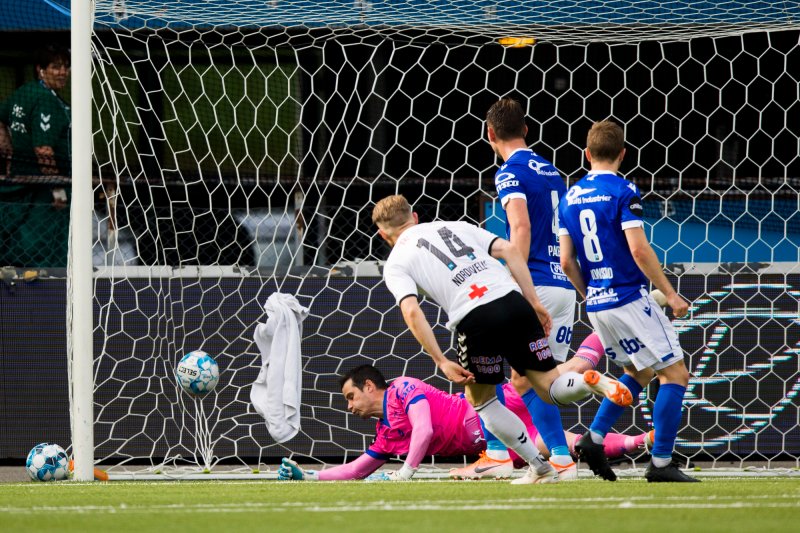 Fredrik Nordkvelle scorer for Odd i eliteseriekampen i fotball mellom Odd og Haugesund på Skagerak Arena. Foto: Trond Reidar Teigen / NTB scanpix