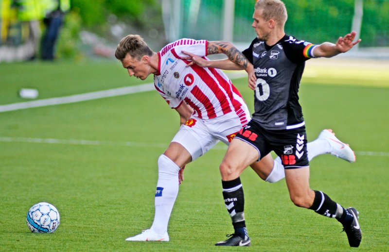 Tromsøs Runar Espejord i duell med Odds Steffen Hagen i eliteseriekampen Tromsø mot Odd på Alfheim Stadion. Foto: Rune Stoltz Bertinussen / NTB scanpix