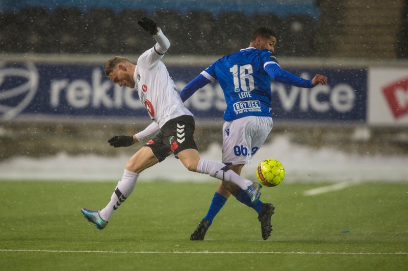 Odds Fredrik Nordkvelle og Haugesunds Bruno Leite Foto: Trond Reidar Teigen / NTB scanpix