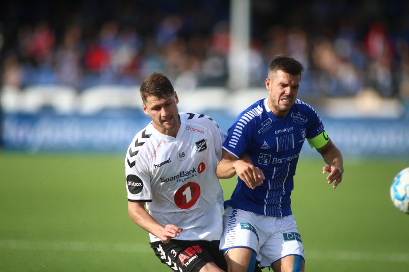 Odds Fredrik Semb t.v i aksjon mot Sarpsborg 08s Joachim Thomassen i kampen mellom Sarpsborg 08 - Odd på Sarpsborg stadionFoto: Christoffer Andersen / NTB scanpix