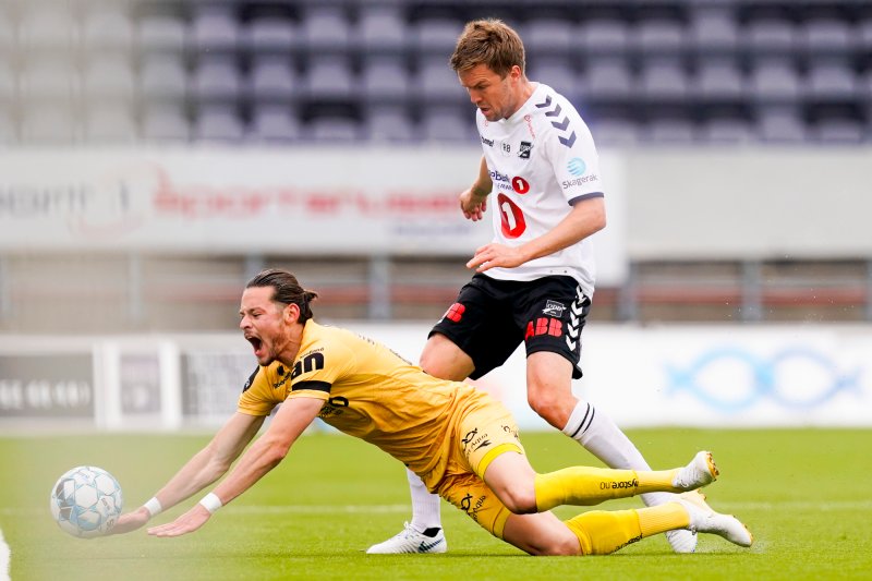 .Glimts Amor Layouni (t.v) blir taklet av Espen Ruud under eliteseriekampen i fotball mellom Bodø/Glimt og Odd på Aspmyra søndag.Foto: Fredrik Hagen / NTB scanpix