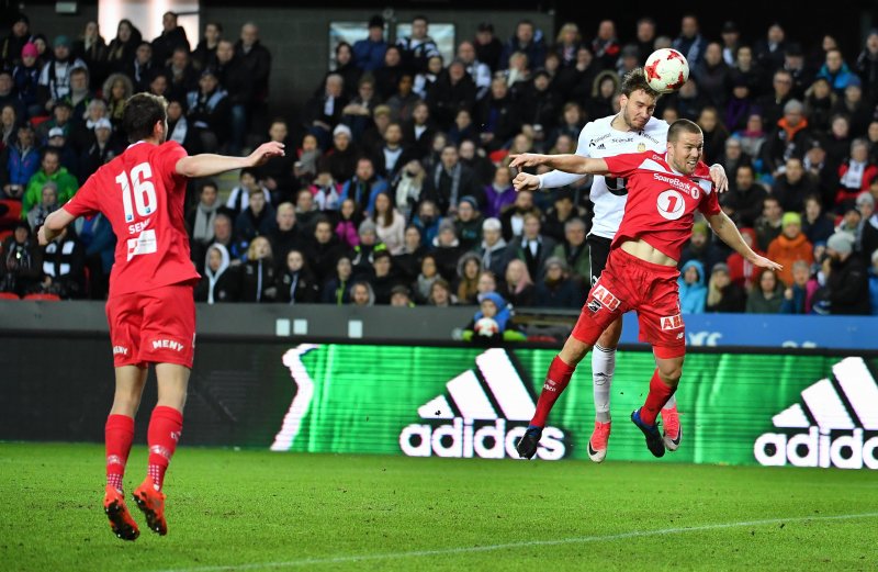 Nicklas Bendtner rager høyere enn Odds Espen Ruud og sender Rosenborg i ledelsen 1-0Foto : Arve Johnsen, Digitalsport