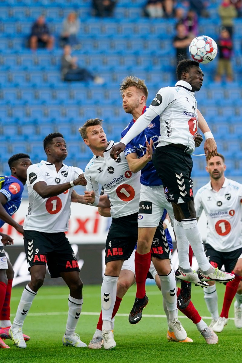 VIFs Ivan Näsberg og Odds John Kitolano under eliteseriekampen i fotball mellom Vålerenga og Odd på Intility Arena.Foto: Fredrik Hagen / NTB