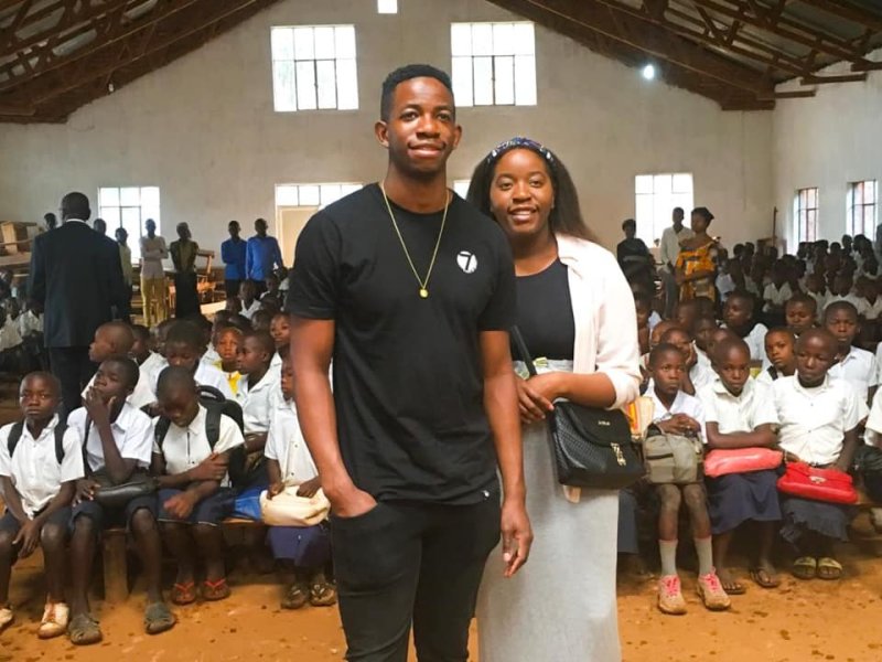 Her er Bakenga på besøk på skolen han driver i Kongo.