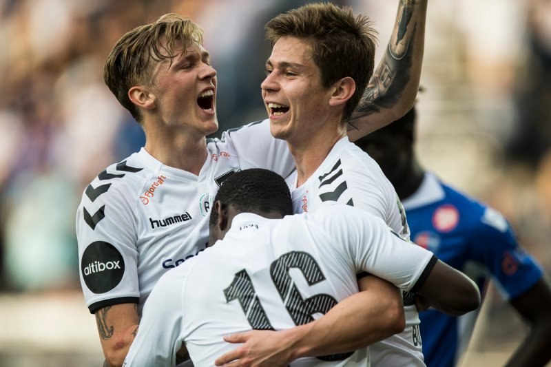 Odd-Sandefjord (5-0). Odds Birk Risa (t.v) Torgeir Børven og Joshua Kitolano i eliteseriekampen i fotball mellom Odd og Sandefjord på Skagerak Arena.Foto: Trond Reidar Teigen / NTB scanpix