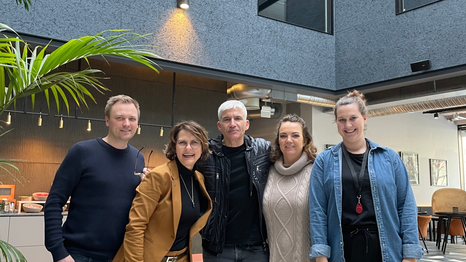 Fra venstre: Sondre Hartveit (Capitane Hotels), Kjersti Stordalen (Odds Ballklubb), Teo Luisa (Capitane Hotels), Kristine Palmgren og Anette Bjervamoen (fra Comfort Porsgrunn).